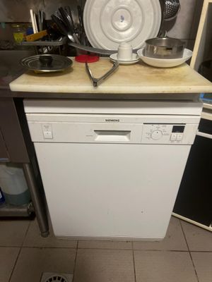 un lave-vaisselle posé sur un plan de travail dans une cuisine