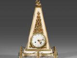 une image représentant une horloge dorée et blanche posée sur un socle en marbre