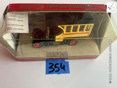 une boîte contenant un petit bus en jouet, posée sur une table