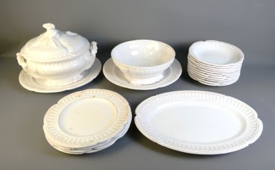 plusieurs assiettes et bols posés sur une table