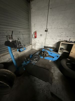 une moto qui est garée dans un garage
