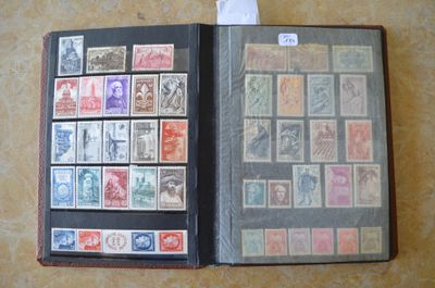 un livre avec des timbres, posé sur une table
