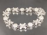 gros plan d'un bracelet en diamant sur une surface noire