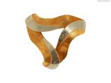 une image d'un gros plan d'une bague en or sur un fond blanc