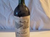 une bouteille de vin posée sur une table, avec une étiquette de prix