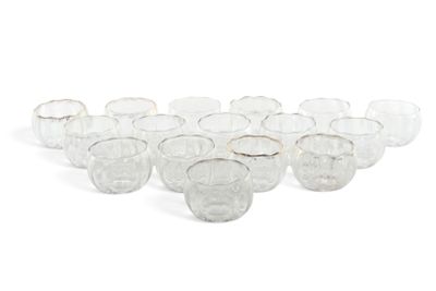 un grand nombre de verres posés sur une table