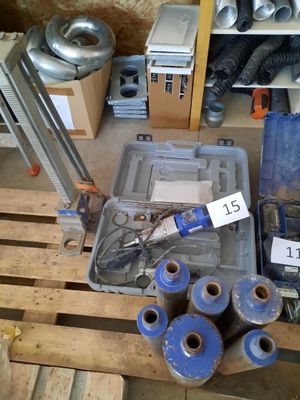 de nombreux outils différents posés sur une palette