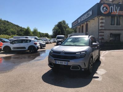 La voiture est garée devant un immeuble devant lequel sont garées de nombreuses voitures.