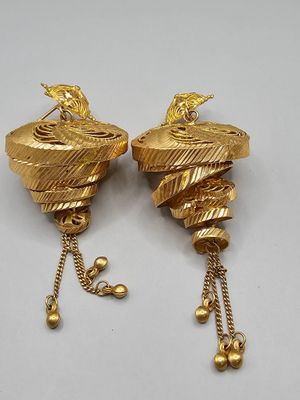 une paire de boucles d'oreilles dorées ornées d'un oiseau