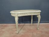 une console ancienne au plateau sculpté et aux pieds richement décorés