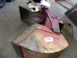 un homme assis sur un banc avec un bout de papier