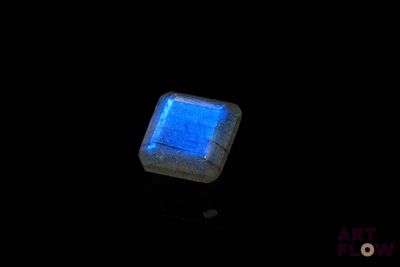 une image d'un clavier d'ordinateur éclairé dans l'obscurité