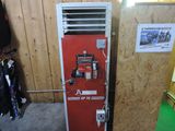 une machine rouge qui se trouve dans un coin d'une pièce