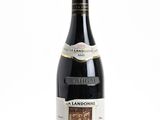 gros plan d'une bouteille de vin sur une surface blanche