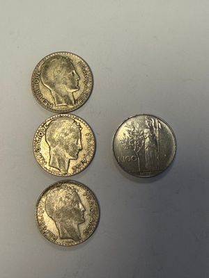 quatre pièces différentes posées les unes à côté des autres sur une table