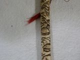 un bâtonnet en bois sur lequel est inscrit quelque chose sur une surface blanche