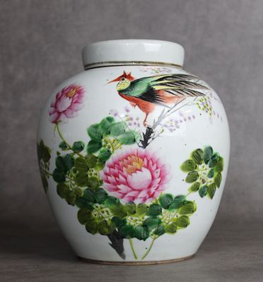 un vase sur lequel sont peints un oiseau et des fleurs