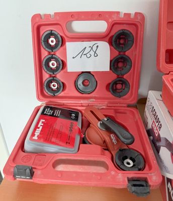 une caisse à outils rouge avec des outils sur une table