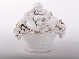 un vase blanc contenant un bouquet de fleurs