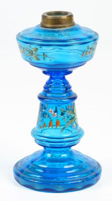 un bougeoir en verre bleu sur fond blanc