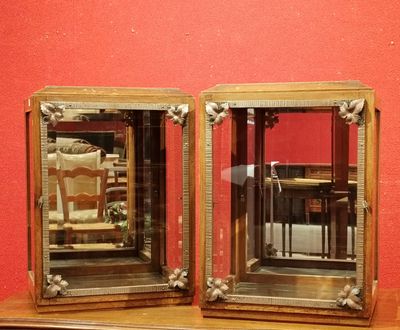 deux miroirs posés sur une table devant un mur rouge