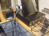 un bureau sur lequel se trouvent un écran, un clavier et d'autres appareils électroniques