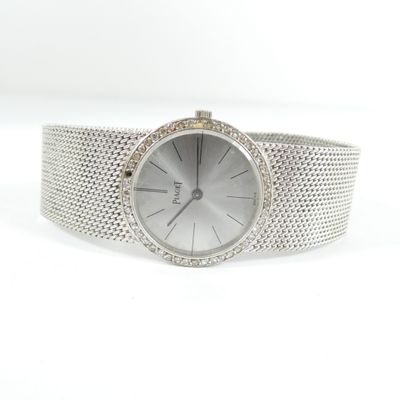 une image d'une montre-bracelet de femme sur une surface blanche