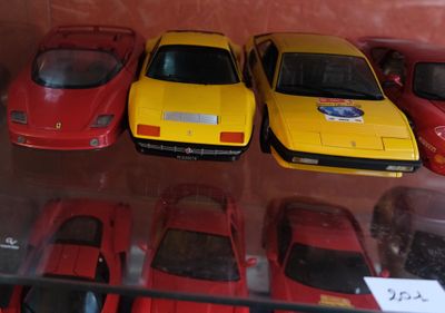 un lot de voitures-jouets exposées dans une vitrine