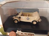 une petite voiture dans une boîte contenant une pièce de monnaie