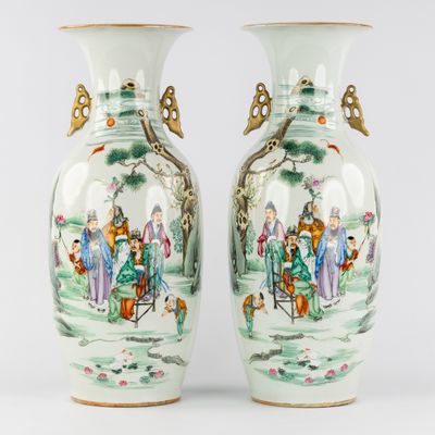 Paire de vases chinois, Famille Rose, décorés de scènes figu…