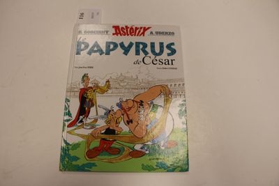 une image représentant la couverture d'un album de bande dessinée posé sur une table