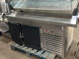 une machine placée au milieu d'une pièce