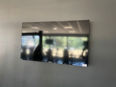une photo d'une télévision à écran plat montée sur un mur