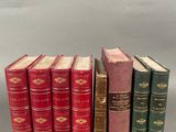 un lot de cinq livres posés les uns à côté des autres sur une table