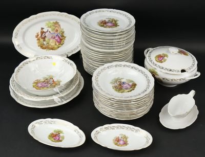 beaucoup d'assiettes, de tasses et de soucoupes sur la table