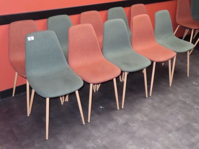 six chaises alignées contre un mur dans une pièce
