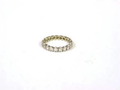 gros plan d'une bague en diamant sur une surface blanche
