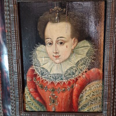 portrait d'une jeune femme en robe rouge tenant un éventail