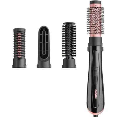 un gros plan sur trois types différents de brosses à cheveux sur fond blanc