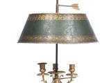 une photo d'une lampe de table surmontée d'un abat-jour vert