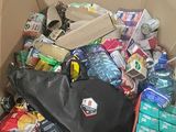 une boîte en carton remplie de différents types d'objets