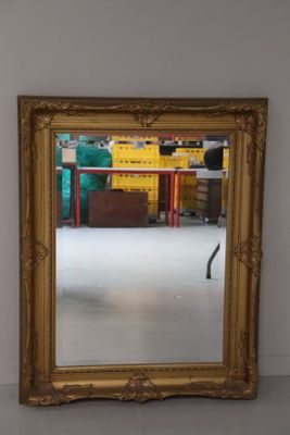 un miroir posé sur le sol d'une pièce