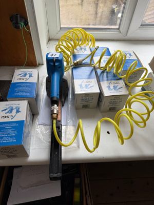 Agrafeuse pneumatique KILLBERG et lot d'agrafes