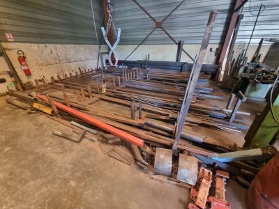 de nombreux morceaux de bois qui traînent par terre