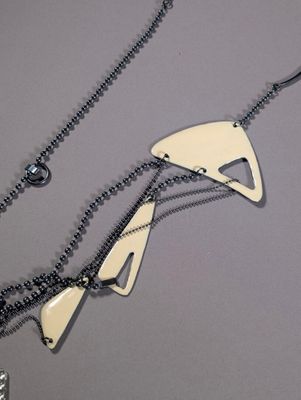 deux colliers composés d'un triangle et d'un pendentif en forme de triangle monté sur une chaîne