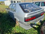 une voiture garée dans l'herbe à côté d'autres voitures