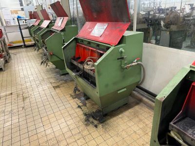 de nombreuses machines alignées dans une pièce