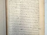 un livre ouvert avec une écriture dessus, posé sur une table