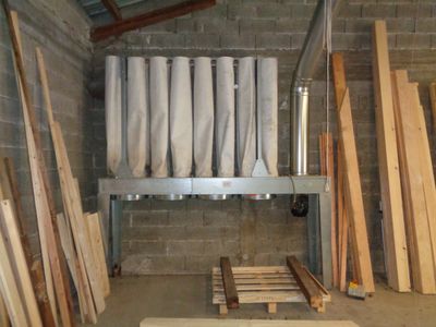 de nombreux morceaux de bois empilés sur une étagère dans une pièce