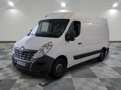 la photo d'une camionnette blanche garée dans une pièce